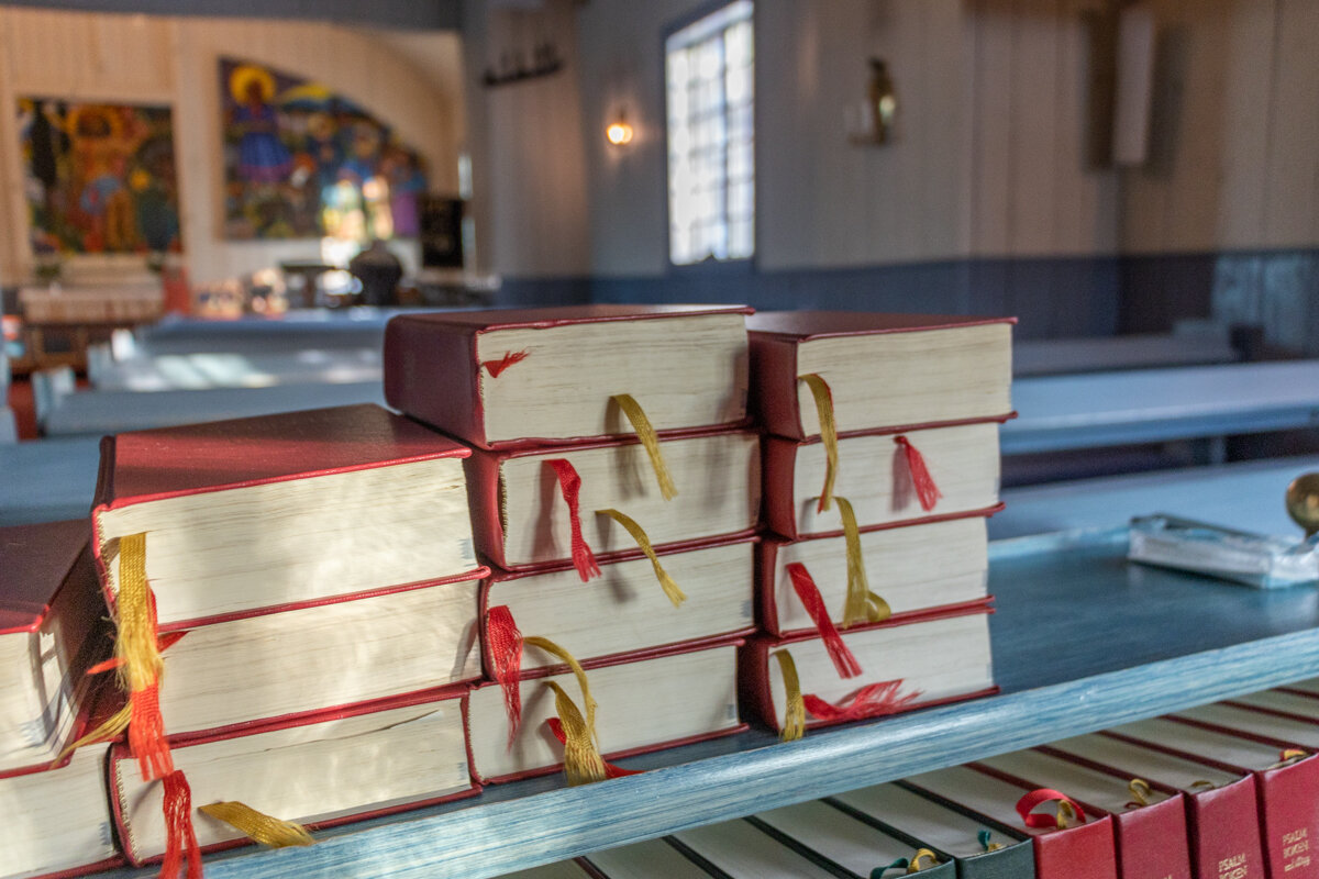 Bibles à l'intérieur de l'église de Jukkasjarvi