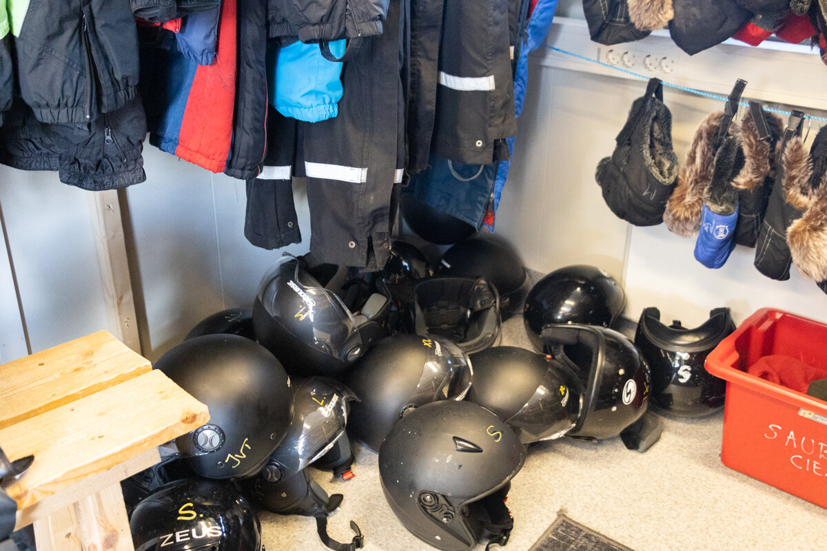 Casques et équipement pour faire de la motoneige à Kiruna