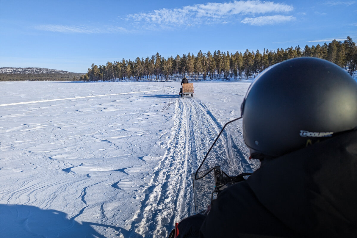 Conduite d'une motoneige sur un lac gelé à Kiruna