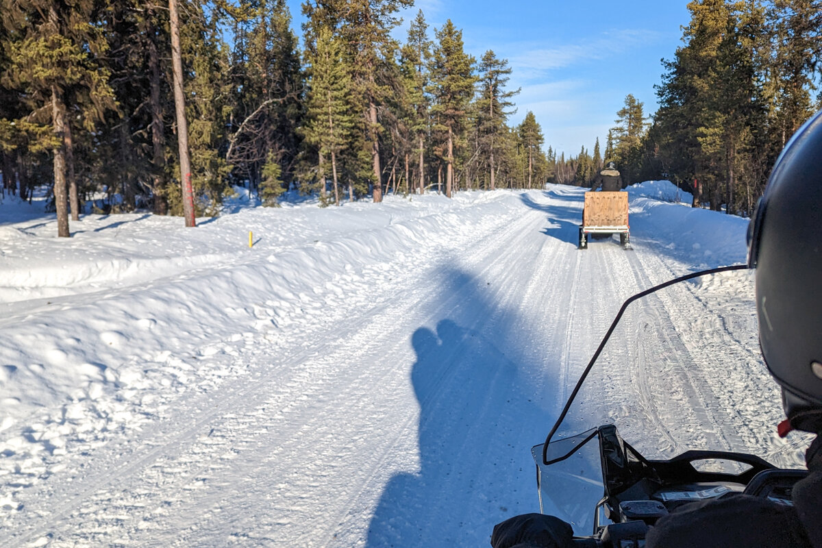 Motoneige dans la forêt près de Kiruna