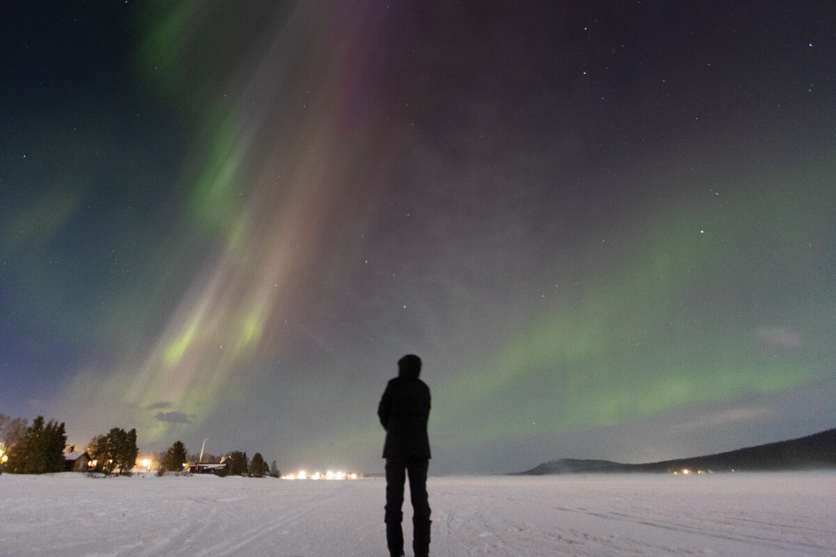 Observation d'une aurore boréale sur un lac gelé près de Kiruna