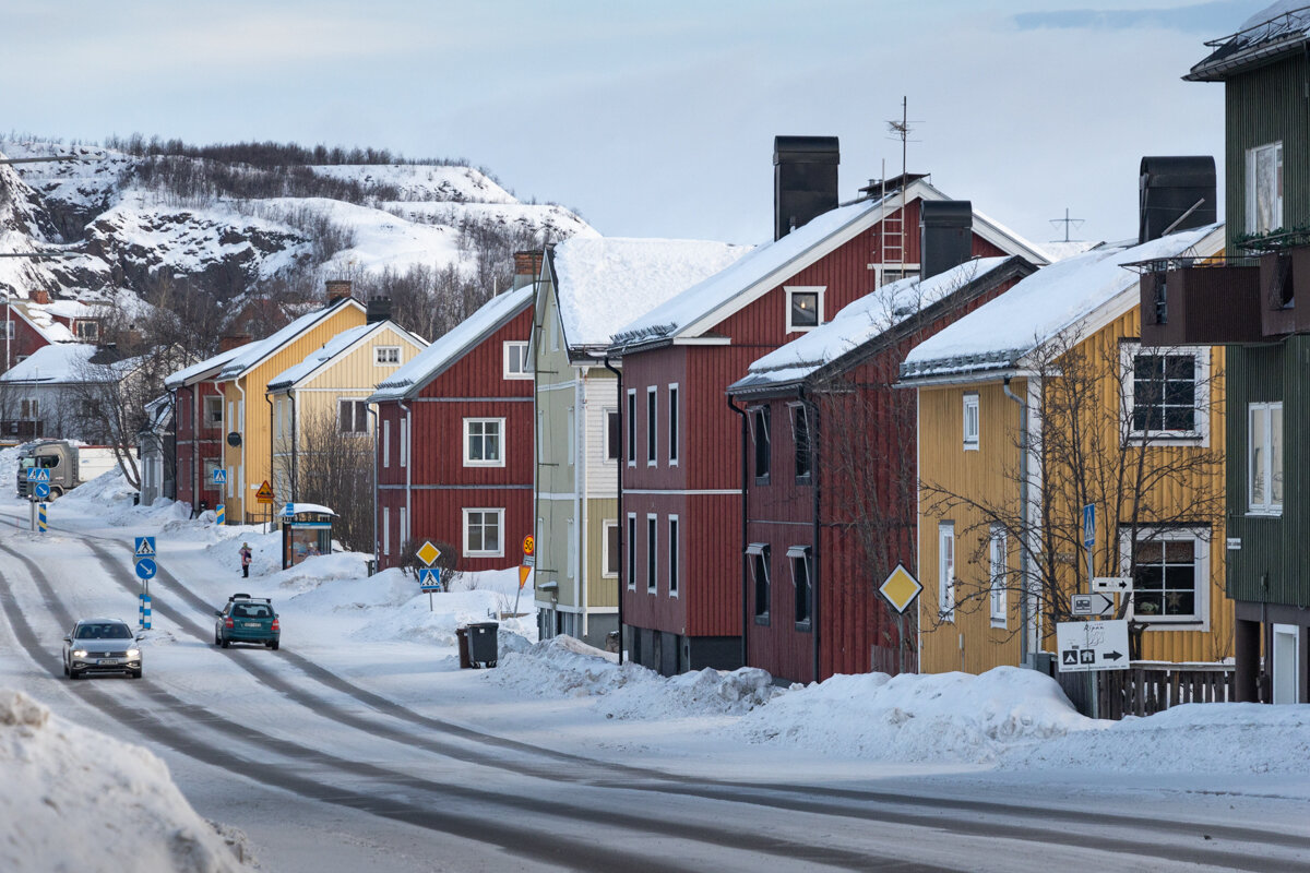 Rue enneigée dans Kiruna en hiver