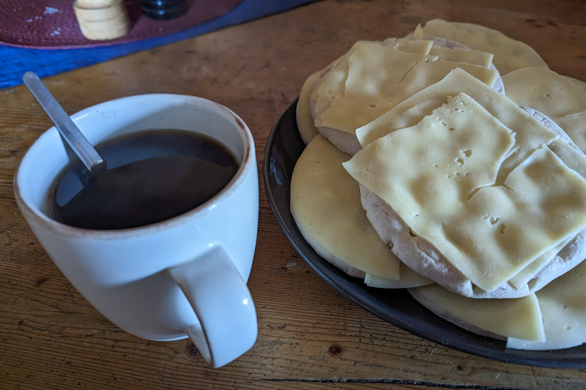 Sandwiches et café pendant la pause fika