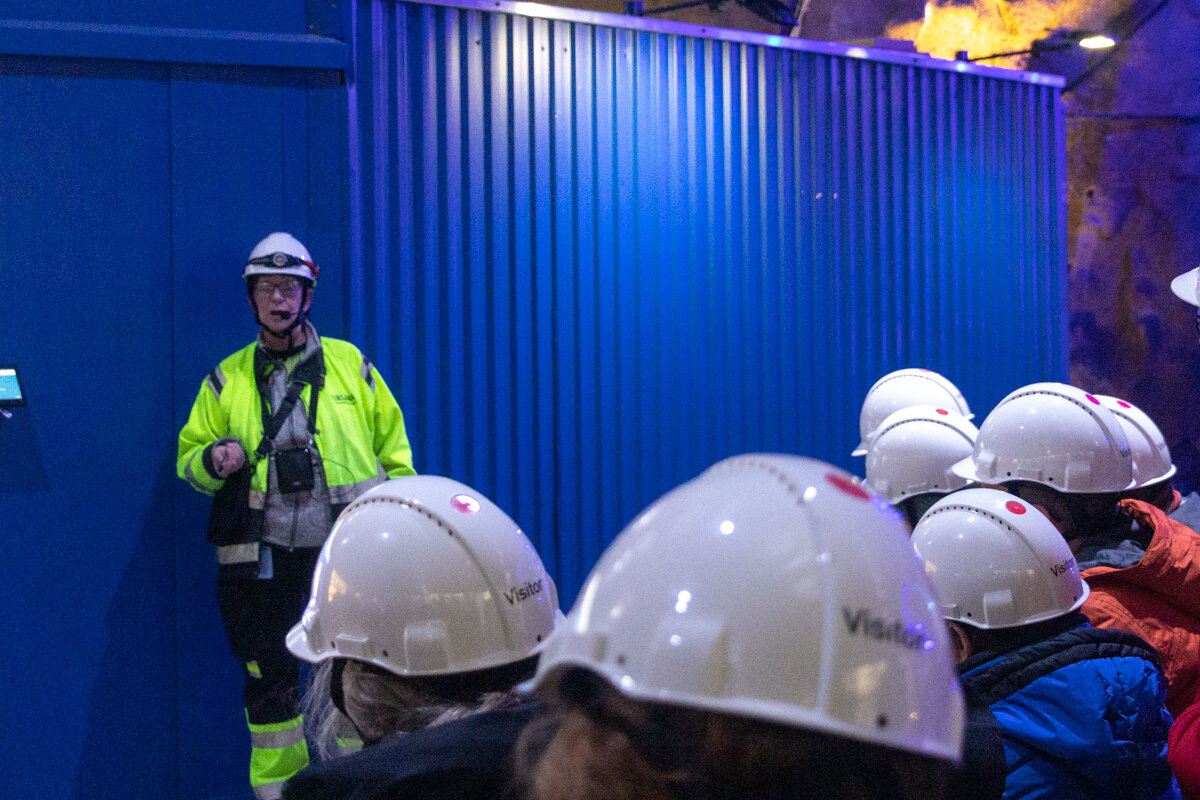 Guide qui explique l'histoire de la mine de Kiruna