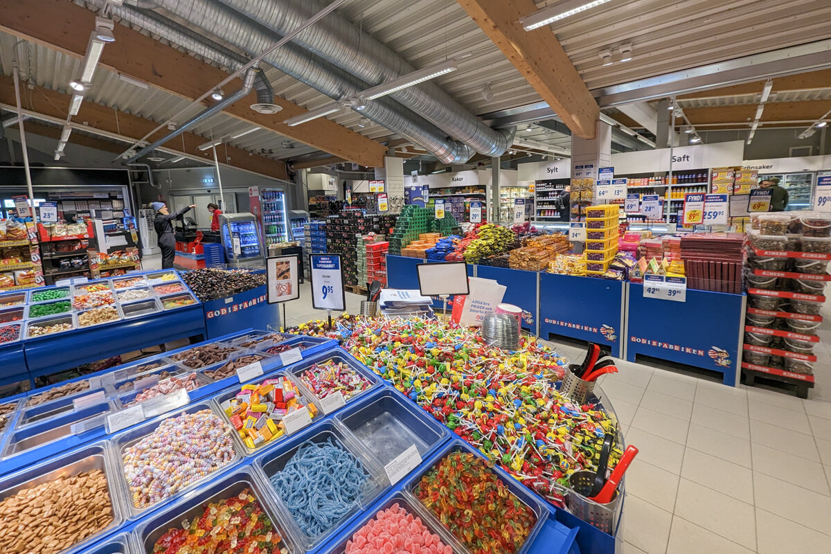 Intérieur du supermarché d'Abisko avec les étals de bonbons