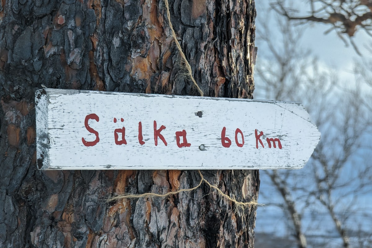 Panneau en direction de Salka dans le parc national d'Abisko