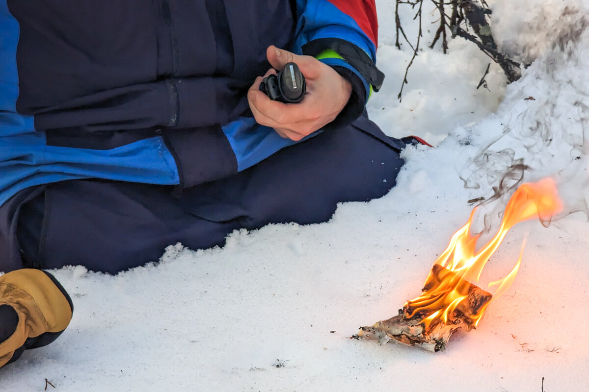 Allumage d'un feu pendant une randonnée en hiver à Kiruna