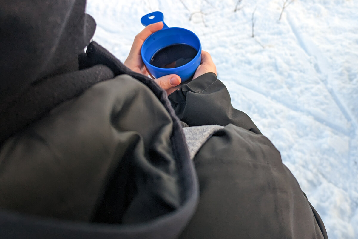 Tasse de café pendant une pause fika en randonnée
