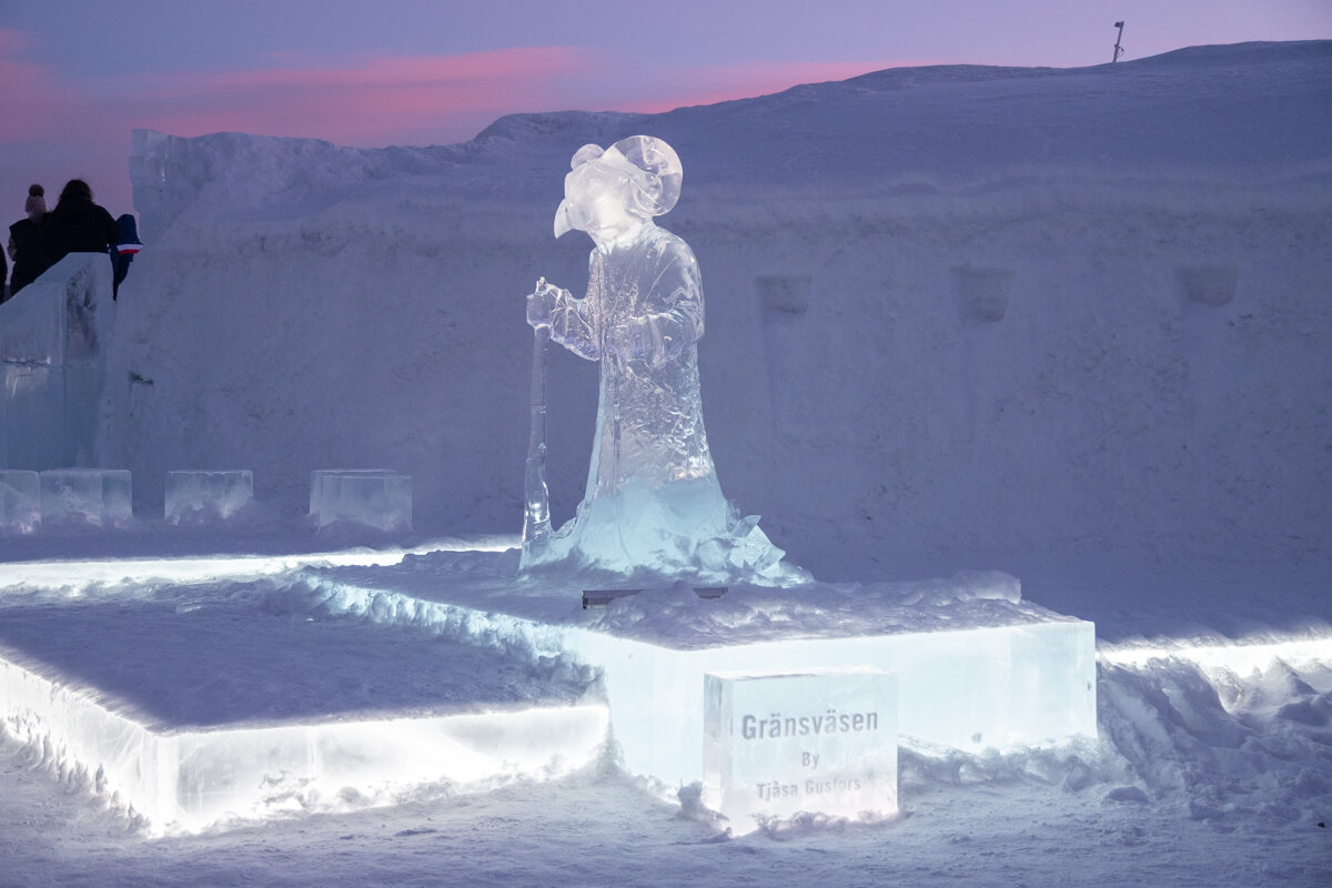 Statue de glace à l'extérieur de l'Ice Hotel de Kiruna