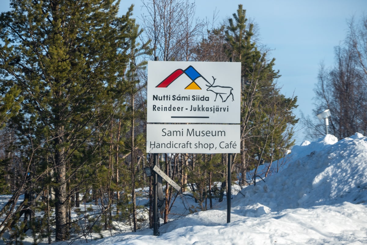 panneau directionnel vers le musée sámi