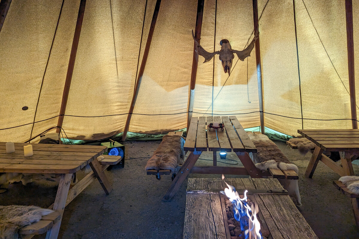 Intérieur d'une tente où manger à Kiruna